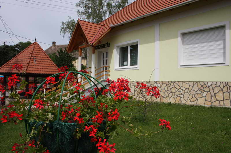 Patika buszmegállóval